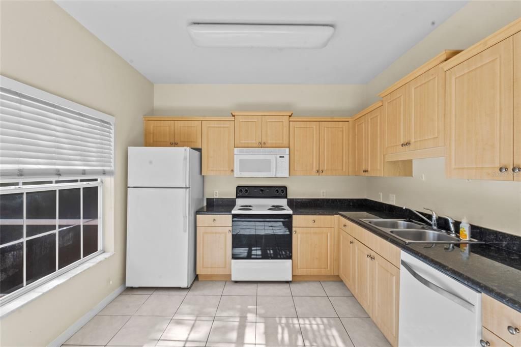 待售: $220,000 (2 贝兹, 2 浴室, 1156 平方英尺)