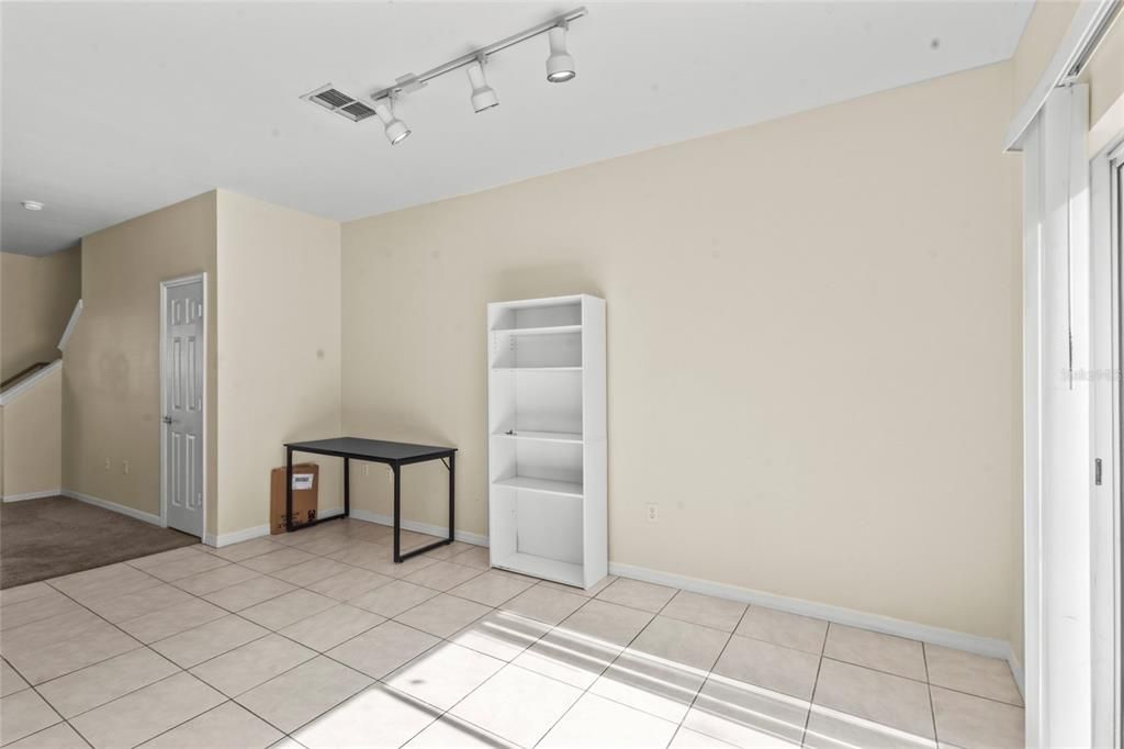 待售: $220,000 (2 贝兹, 2 浴室, 1156 平方英尺)