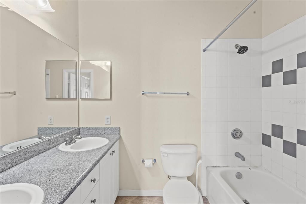 待售: $220,000 (2 贝兹, 2 浴室, 1156 平方英尺)