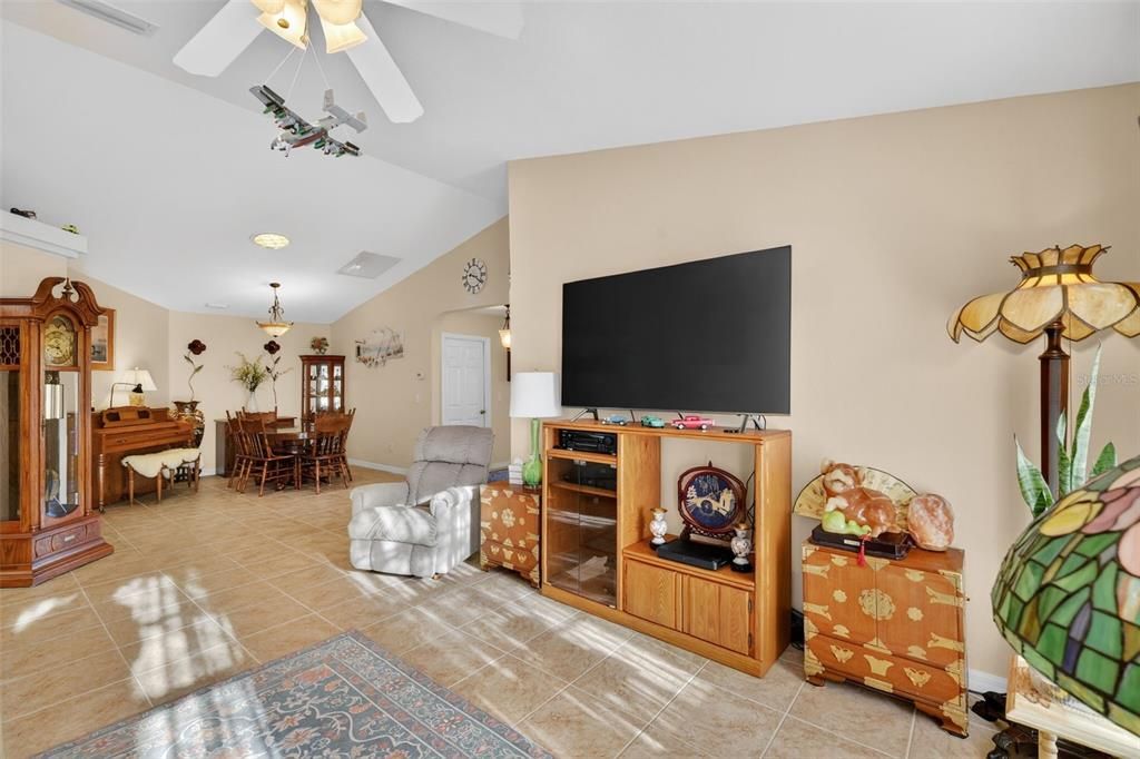 En Venta: $332,000 (2 camas, 2 baños, 1647 Pies cuadrados)