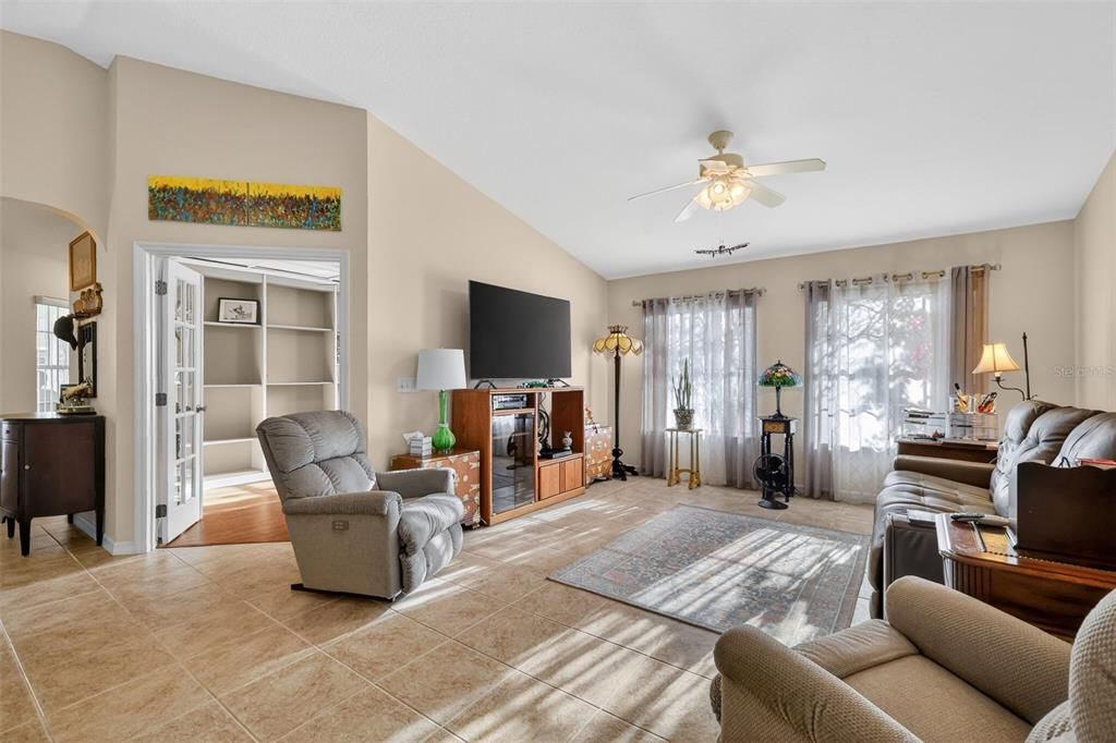 En Venta: $332,000 (2 camas, 2 baños, 1647 Pies cuadrados)