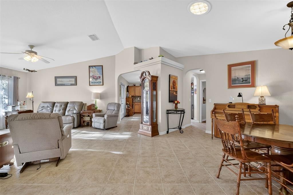 En Venta: $332,000 (2 camas, 2 baños, 1647 Pies cuadrados)