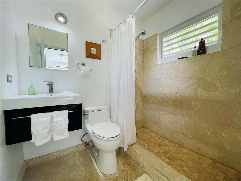 En Venta: $950,000 (4 camas, 3 baños, 3019 Pies cuadrados)