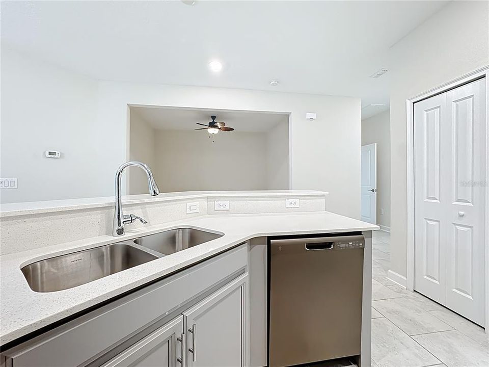 For Sale: $299,000 (2 beds, 2 baths, 1374 Square Feet)