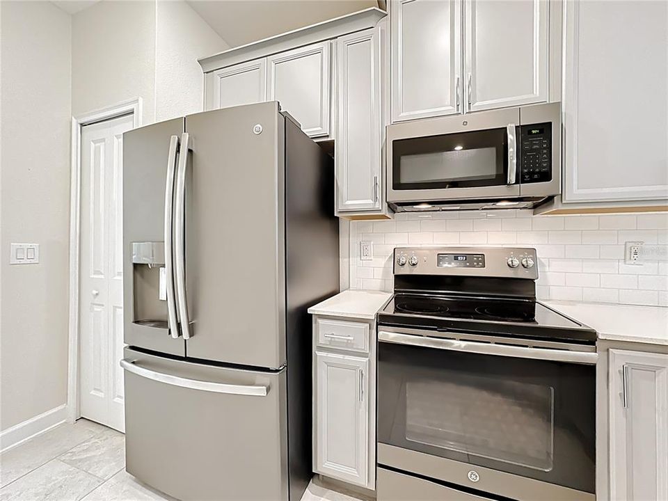 For Sale: $299,000 (2 beds, 2 baths, 1374 Square Feet)