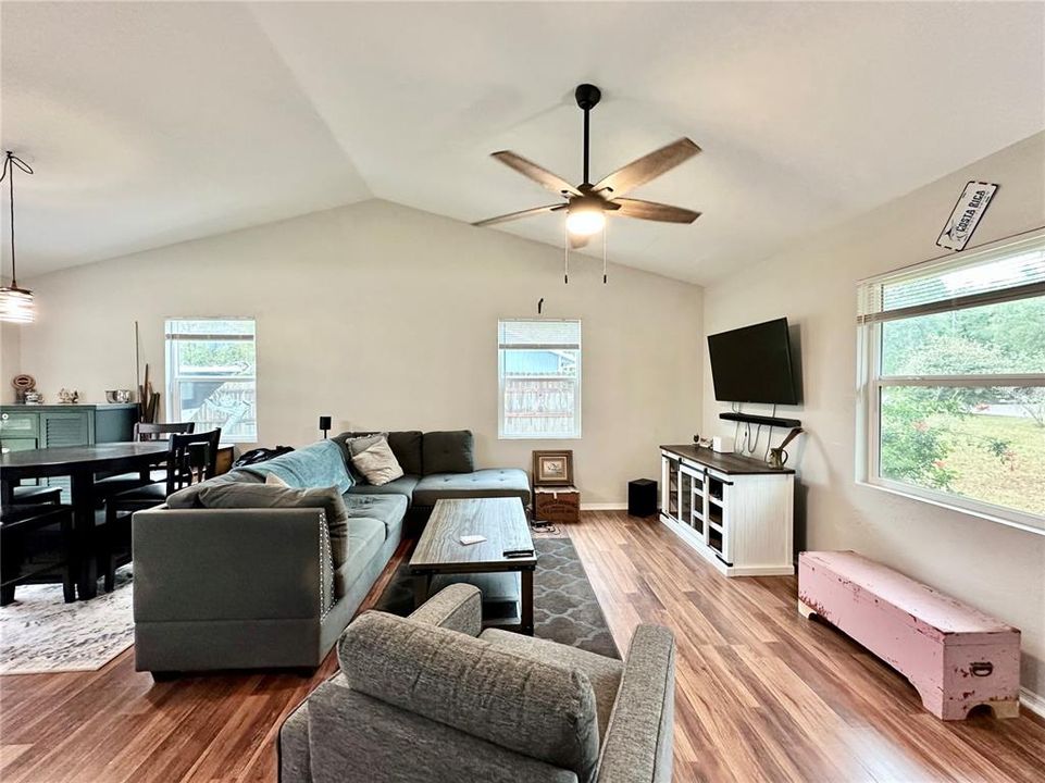 En Venta: $214,900 (2 camas, 1 baños, 984 Pies cuadrados)