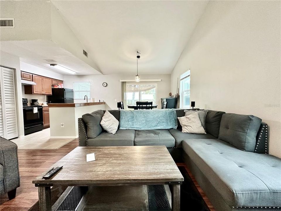 En Venta: $214,900 (2 camas, 1 baños, 984 Pies cuadrados)