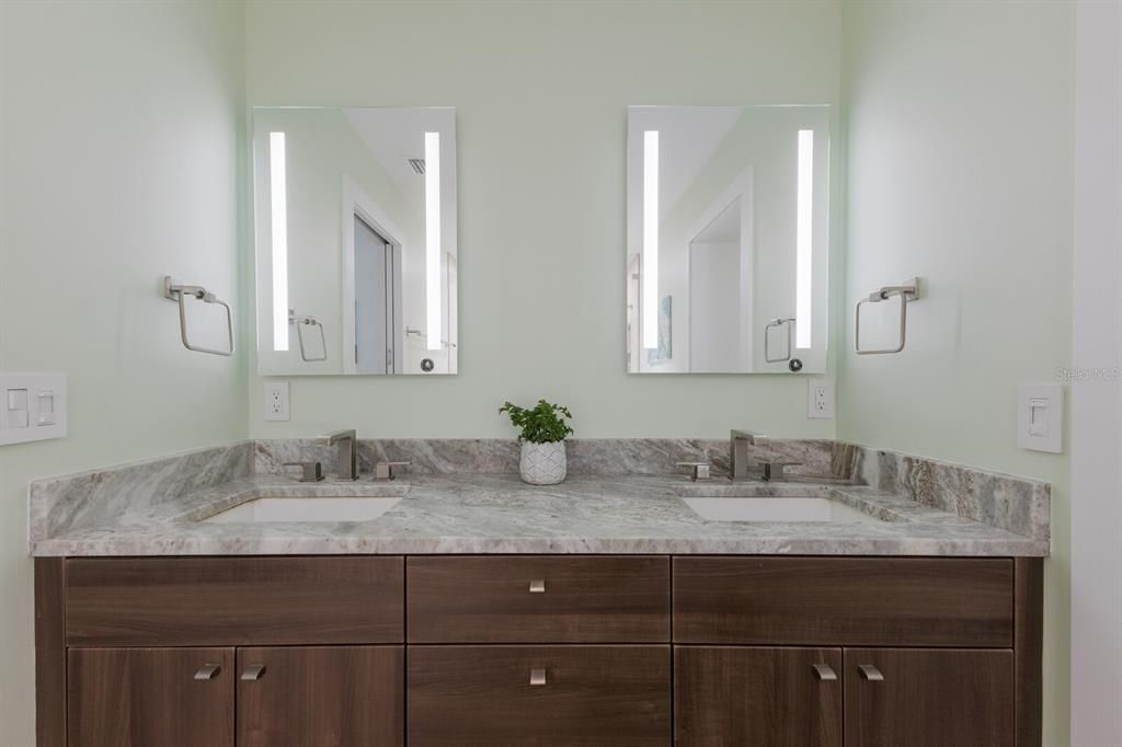 待售: $1,270,000 (4 贝兹, 3 浴室, 2609 平方英尺)