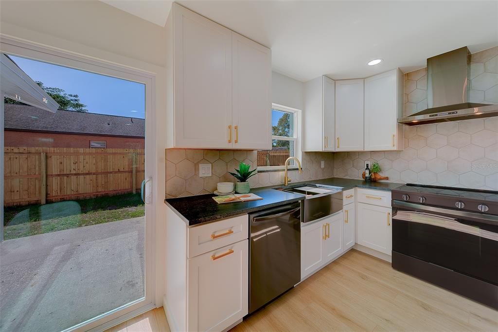 На продажу: $549,900 (3 спален, 2 ванн, 1135 Квадратных фут)