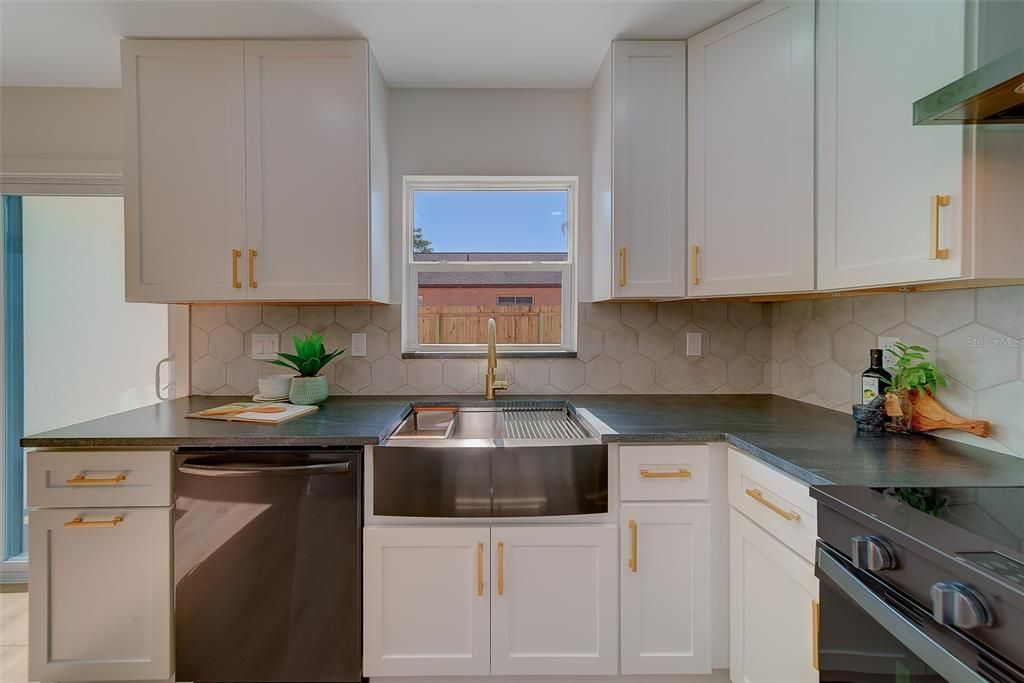 На продажу: $549,900 (3 спален, 2 ванн, 1135 Квадратных фут)