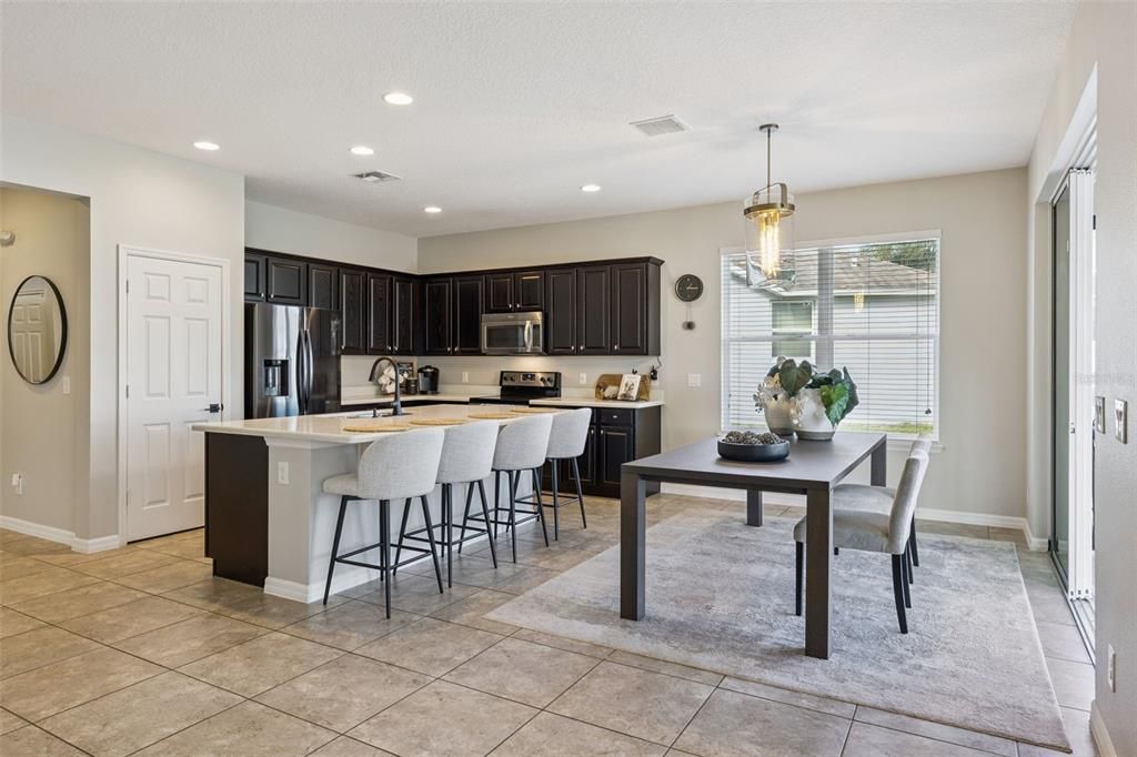 На продажу: $598,000 (7 спален, 6 ванн, 3584 Квадратных фут)