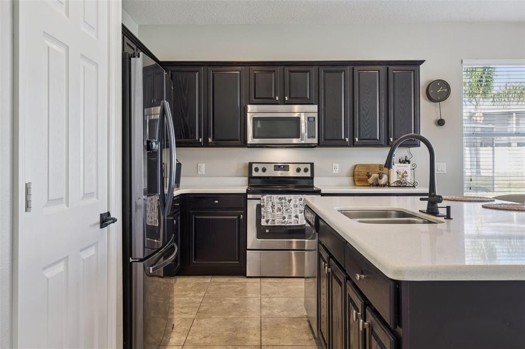 На продажу: $598,000 (7 спален, 6 ванн, 3584 Квадратных фут)