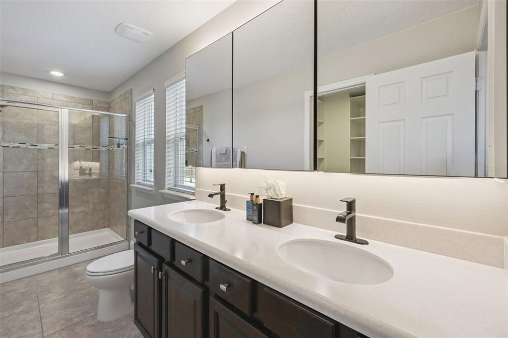 На продажу: $598,000 (7 спален, 6 ванн, 3584 Квадратных фут)