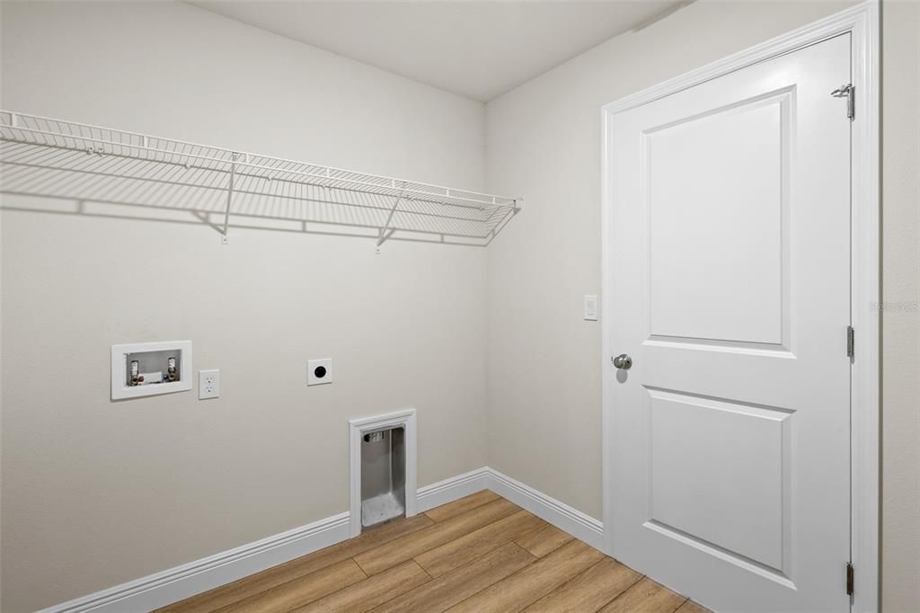 На продажу: $309,000 (4 спален, 2 ванн, 1856 Квадратных фут)