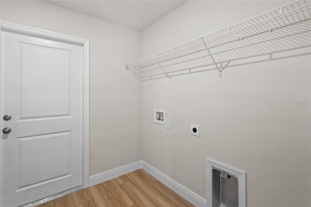 На продажу: $309,000 (4 спален, 2 ванн, 1856 Квадратных фут)