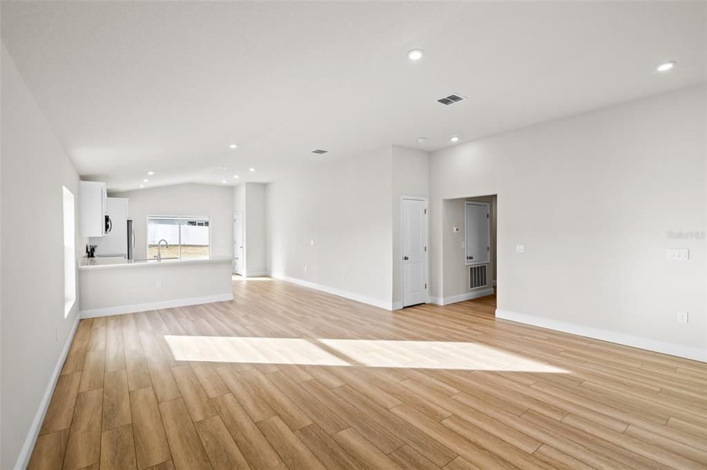 На продажу: $309,000 (4 спален, 2 ванн, 1856 Квадратных фут)