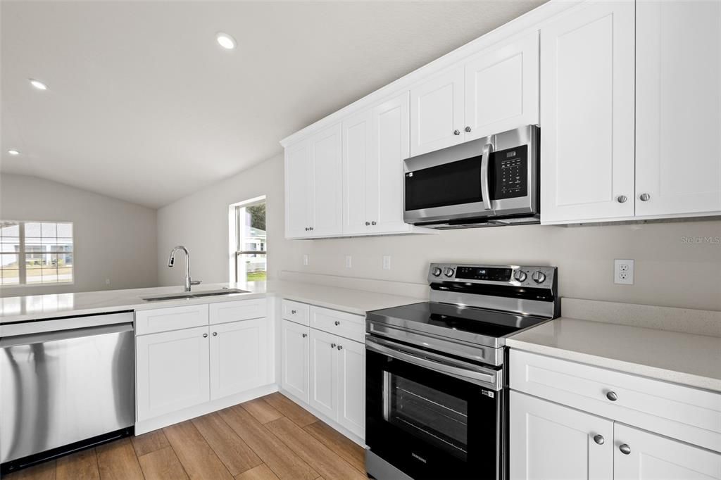 На продажу: $309,000 (4 спален, 2 ванн, 1856 Квадратных фут)