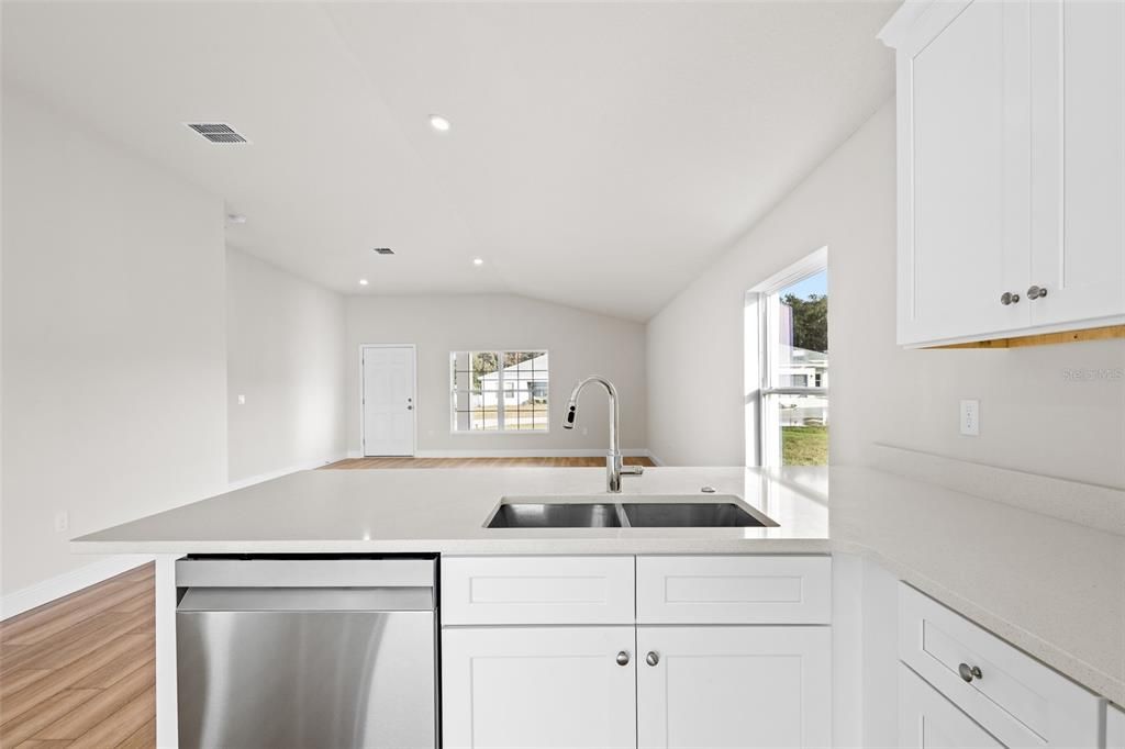 На продажу: $309,000 (4 спален, 2 ванн, 1856 Квадратных фут)