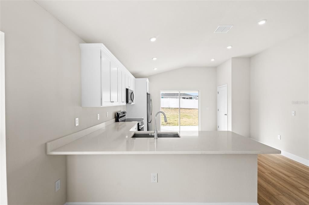 На продажу: $309,000 (4 спален, 2 ванн, 1856 Квадратных фут)