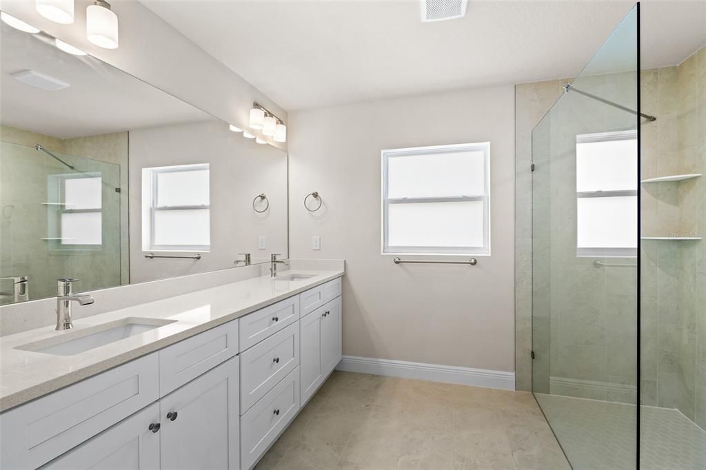 На продажу: $309,000 (4 спален, 2 ванн, 1856 Квадратных фут)