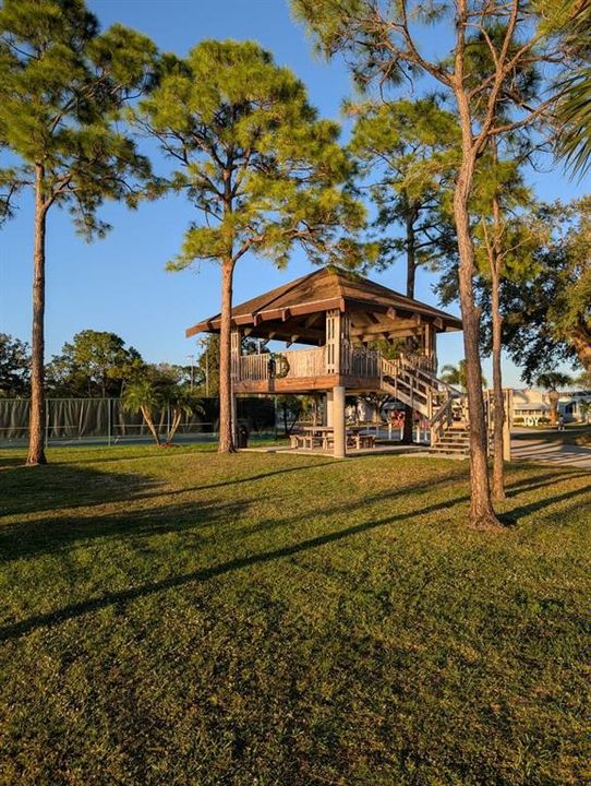 На продажу: $129,900 (2 спален, 2 ванн, 1135 Квадратных фут)