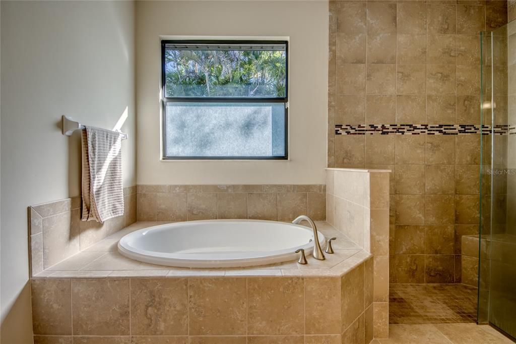 En Venta: $635,000 (3 camas, 2 baños, 1998 Pies cuadrados)