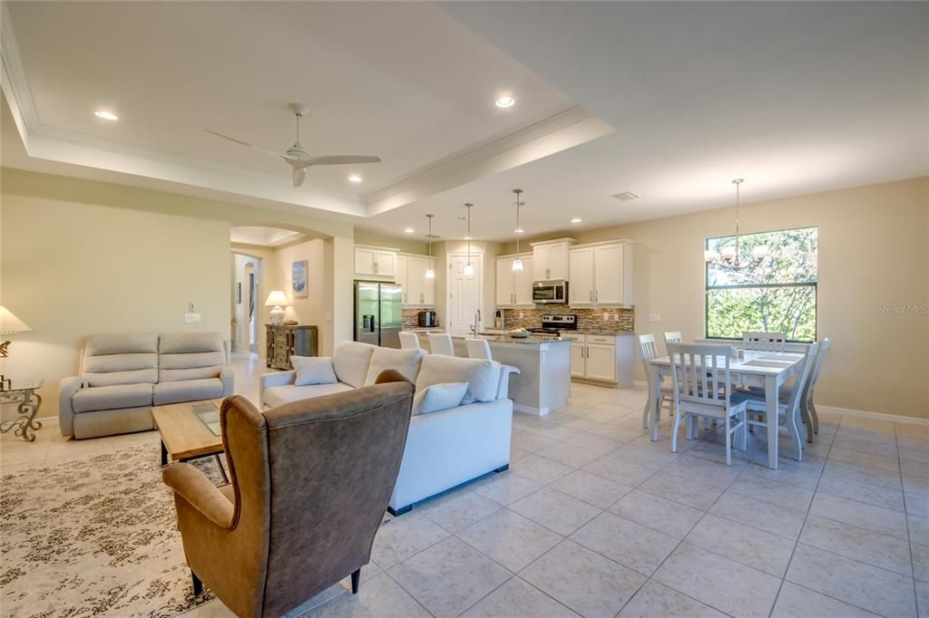 En Venta: $635,000 (3 camas, 2 baños, 1998 Pies cuadrados)