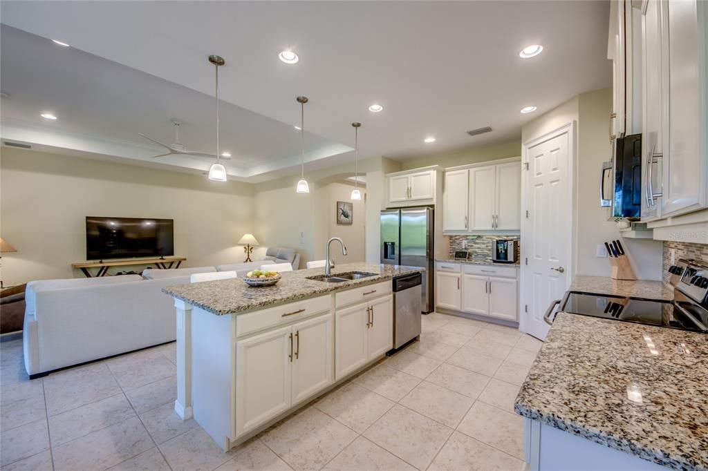 En Venta: $635,000 (3 camas, 2 baños, 1998 Pies cuadrados)