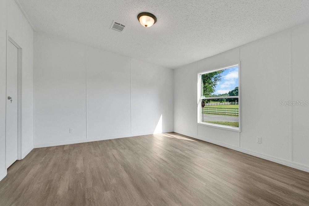 For Sale: $189,000 (4 beds, 2 baths, 1560 Square Feet)