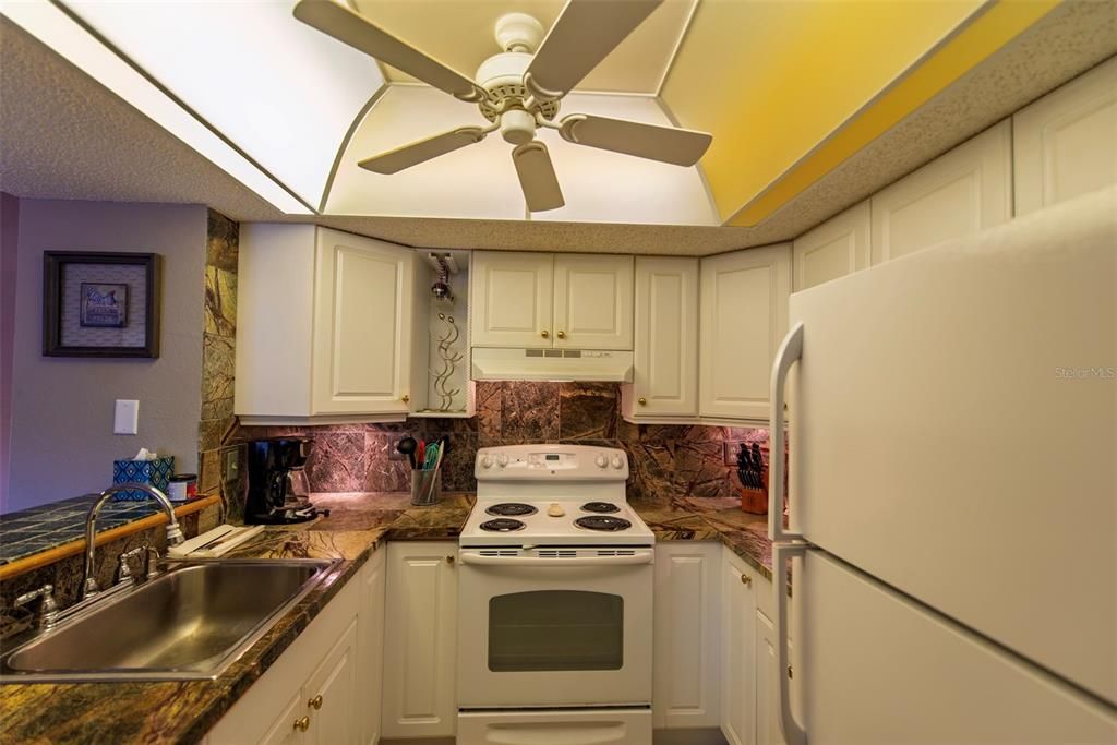 待售: $149,900 (2 贝兹, 2 浴室, 899 平方英尺)