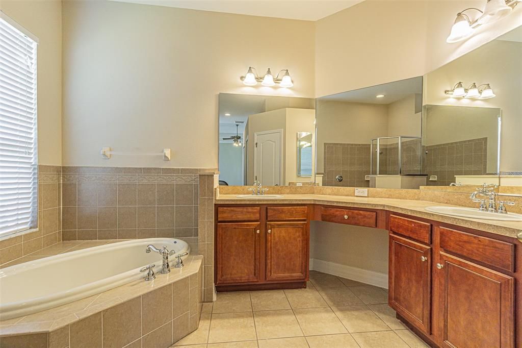 出租: $3,000 (4 贝兹, 2 浴室, 2367 平方英尺)