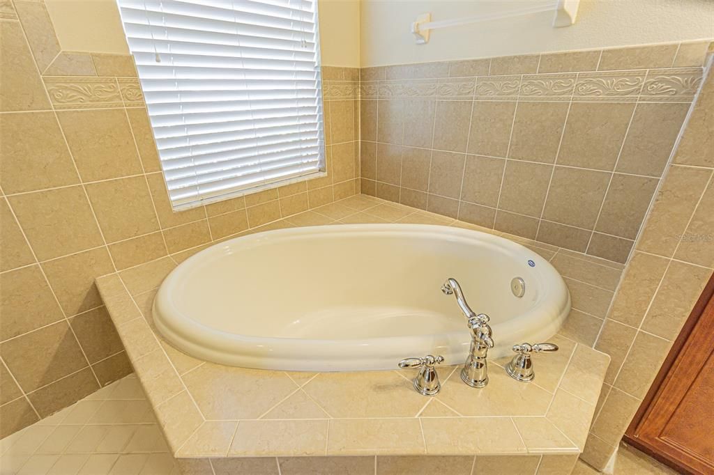 出租: $3,000 (4 贝兹, 2 浴室, 2367 平方英尺)