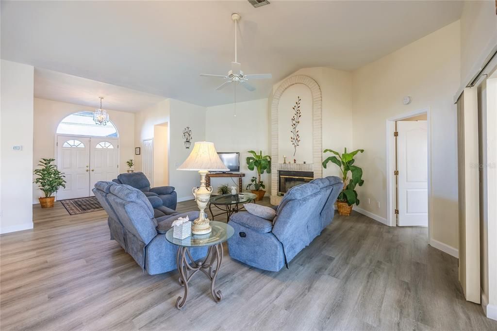 En Venta: $805,000 (3 camas, 2 baños, 2104 Pies cuadrados)