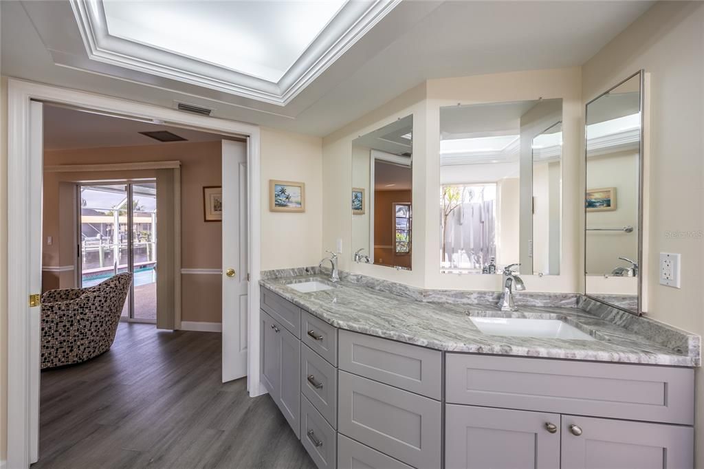 En Venta: $805,000 (3 camas, 2 baños, 2104 Pies cuadrados)