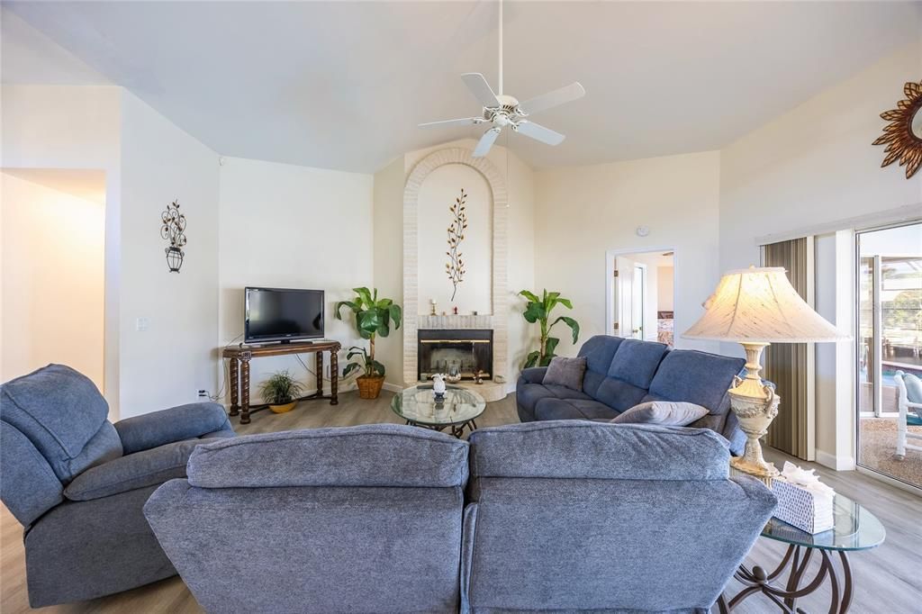 En Venta: $805,000 (3 camas, 2 baños, 2104 Pies cuadrados)