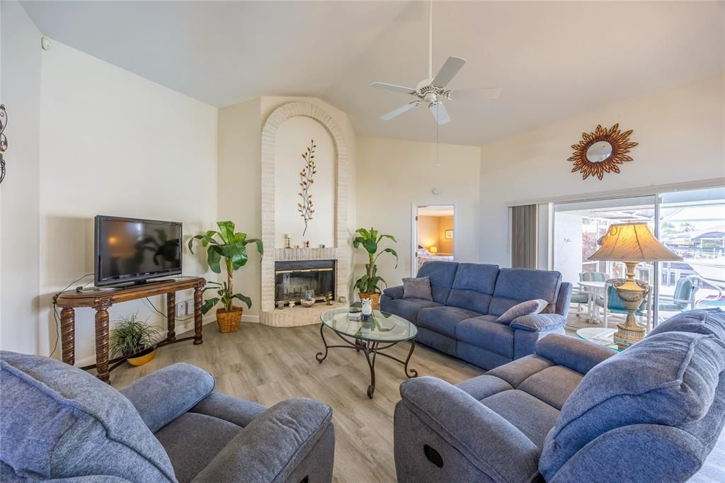 En Venta: $805,000 (3 camas, 2 baños, 2104 Pies cuadrados)