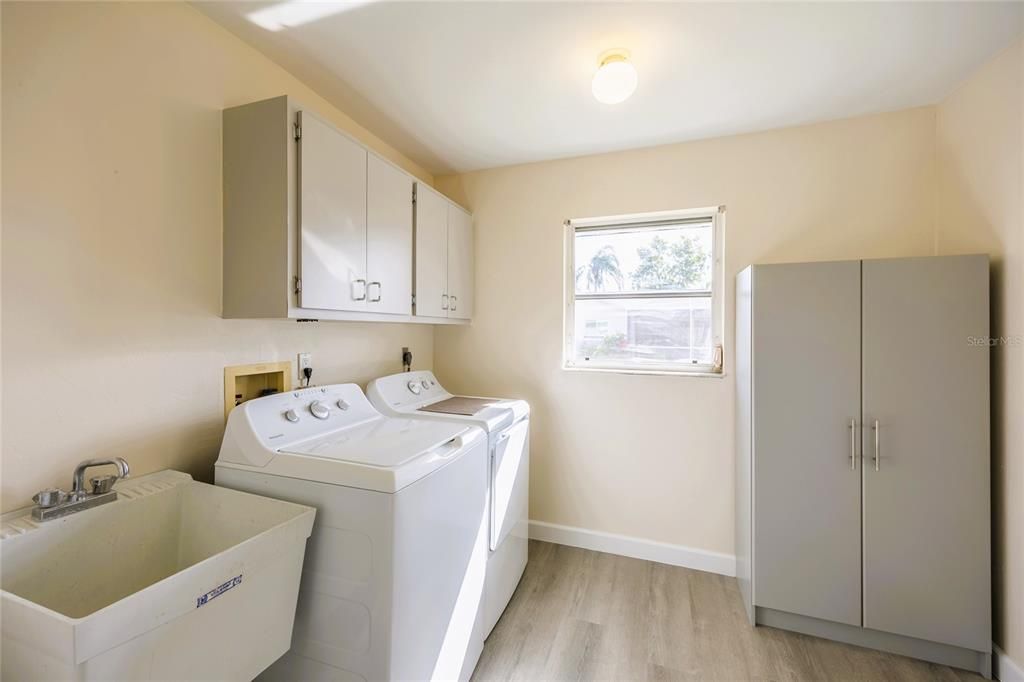 En Venta: $805,000 (3 camas, 2 baños, 2104 Pies cuadrados)