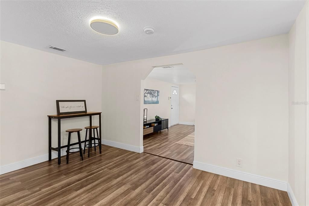 待售: $325,000 (3 贝兹, 2 浴室, 1088 平方英尺)