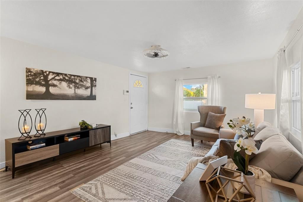 待售: $325,000 (3 贝兹, 2 浴室, 1088 平方英尺)