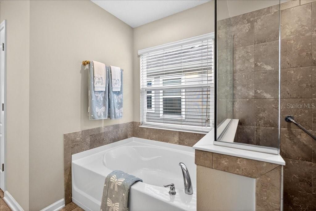 待售: $375,000 (3 贝兹, 3 浴室, 2041 平方英尺)