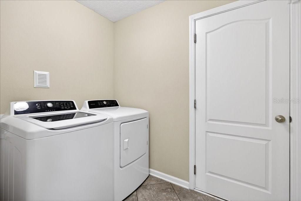 待售: $375,000 (3 贝兹, 3 浴室, 2041 平方英尺)