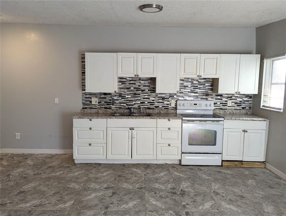 На продажу: $339,999 (4 спален, 0 ванн, 1576 Квадратных фут)