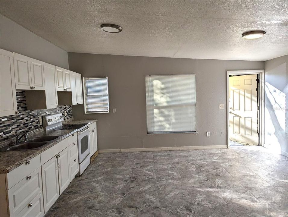 На продажу: $339,999 (4 спален, 0 ванн, 1576 Квадратных фут)