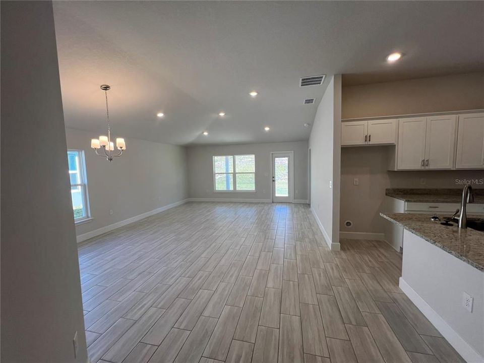 En Venta: $312,500 (4 camas, 2 baños, 1635 Pies cuadrados)