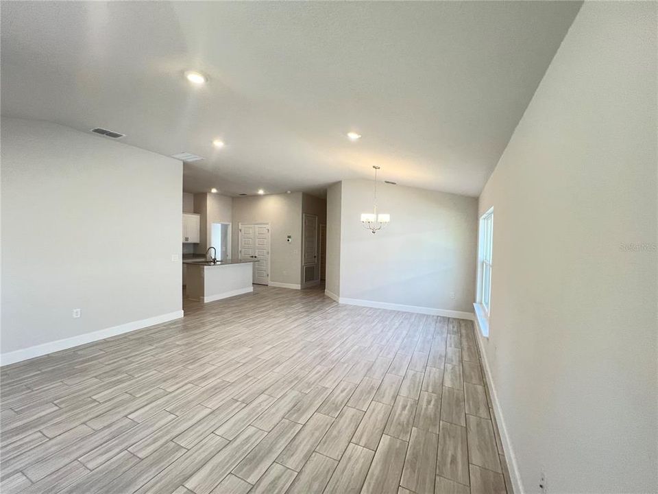 En Venta: $312,500 (4 camas, 2 baños, 1635 Pies cuadrados)