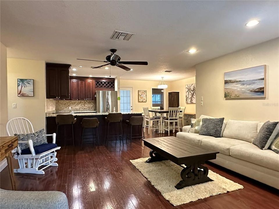 На продажу: $525,000 (4 спален, 2 ванн, 1383 Квадратных фут)