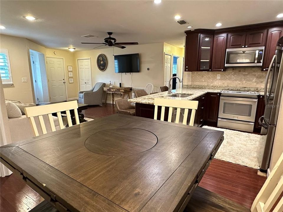 На продажу: $525,000 (4 спален, 2 ванн, 1383 Квадратных фут)