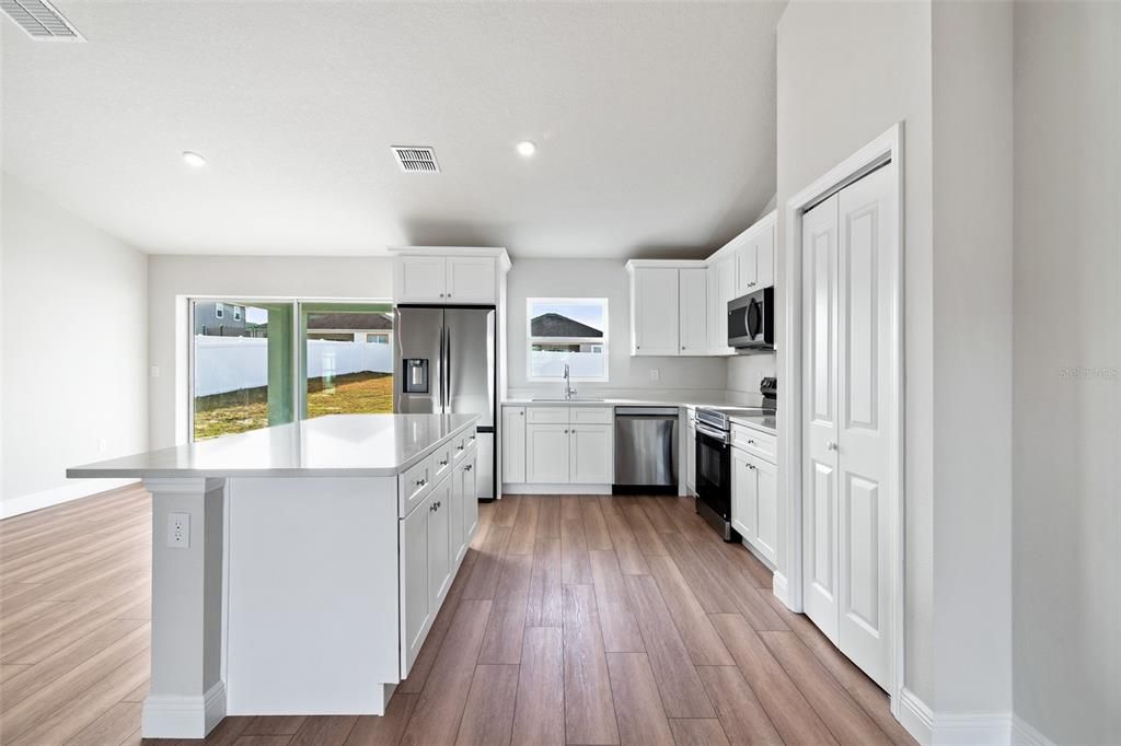 На продажу: $269,900 (3 спален, 2 ванн, 1453 Квадратных фут)