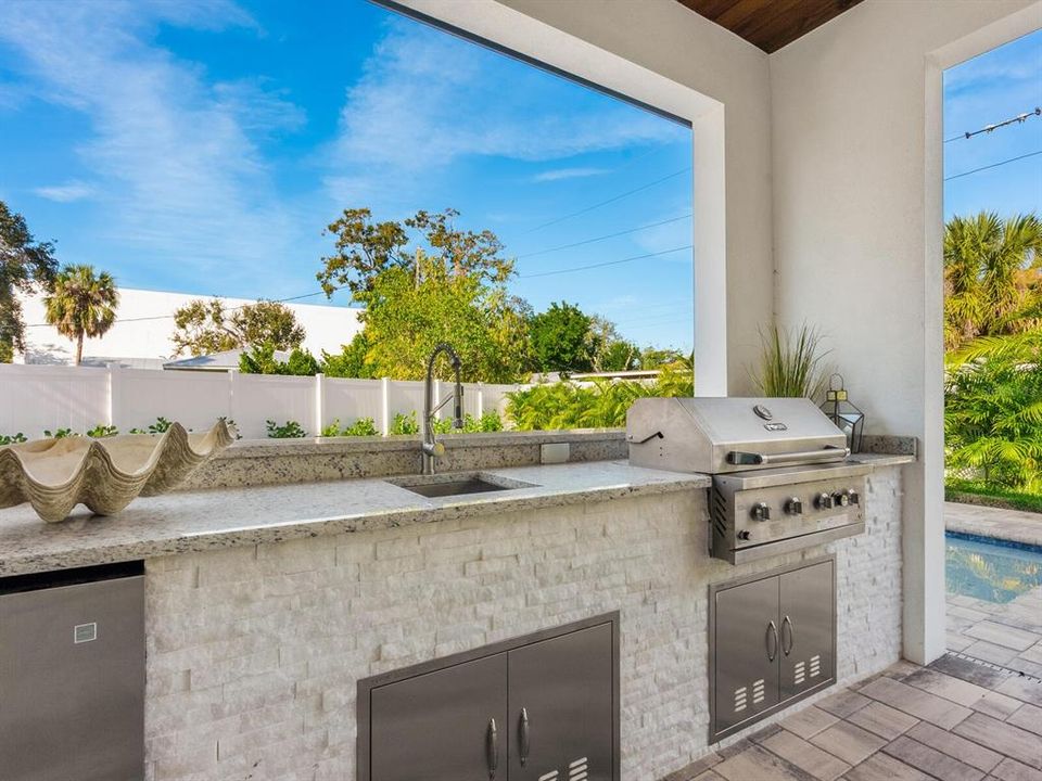 For Sale: $1,999,000 (4 beds, 3 baths, 2708 Square Feet)