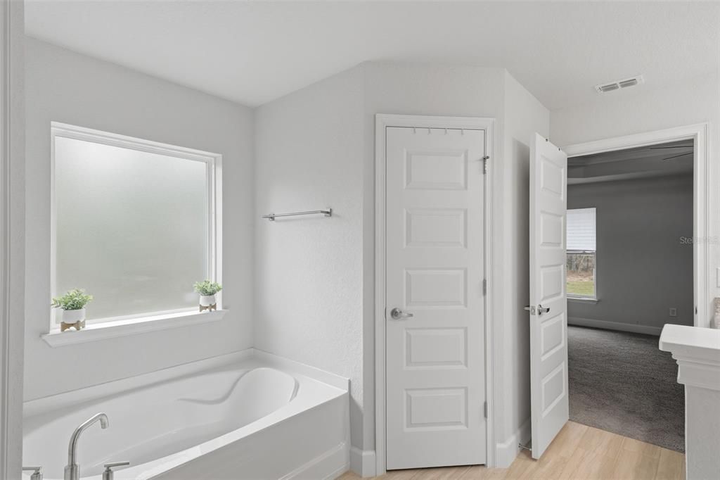 На продажу: $410,000 (4 спален, 2 ванн, 2169 Квадратных фут)